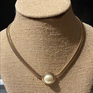 Sophisticated Gold Necklace with Pearl Centerpiece